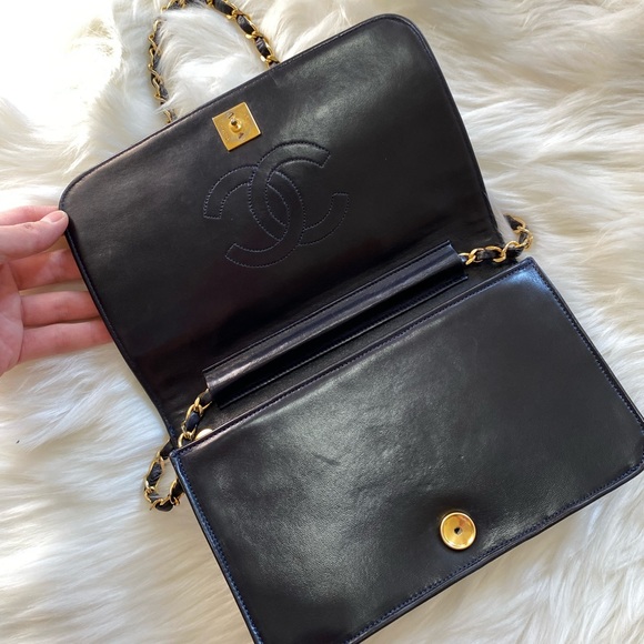 Authentic vintage Chanel coco logo wallet on chain - Picture 10 of 16